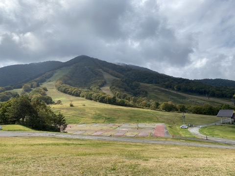 秋の斑尾高原スキー場のゲレンデ