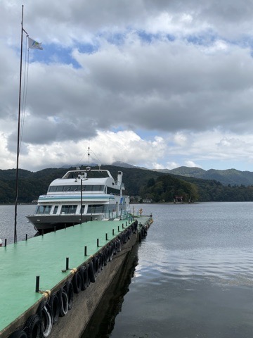 野尻湖の桟橋に停泊する遊覧船